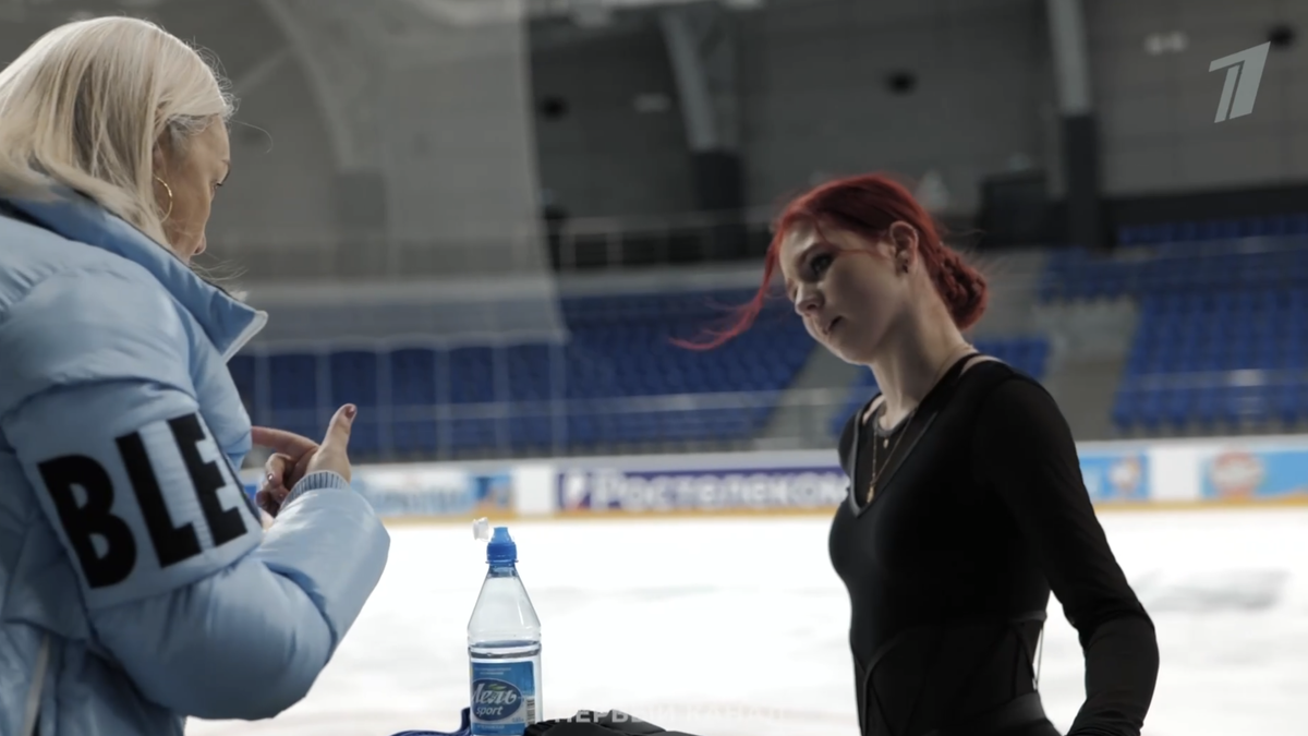 Александра Трусова и Светлана Соколовская. Источник фото: телеграмм канал Фигурное катание на Первом.