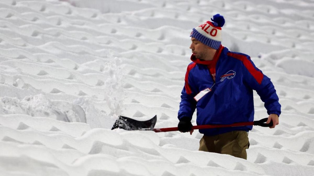    Мужчина убирает снег лопатой:Timothy T Ludwig / Getty Images