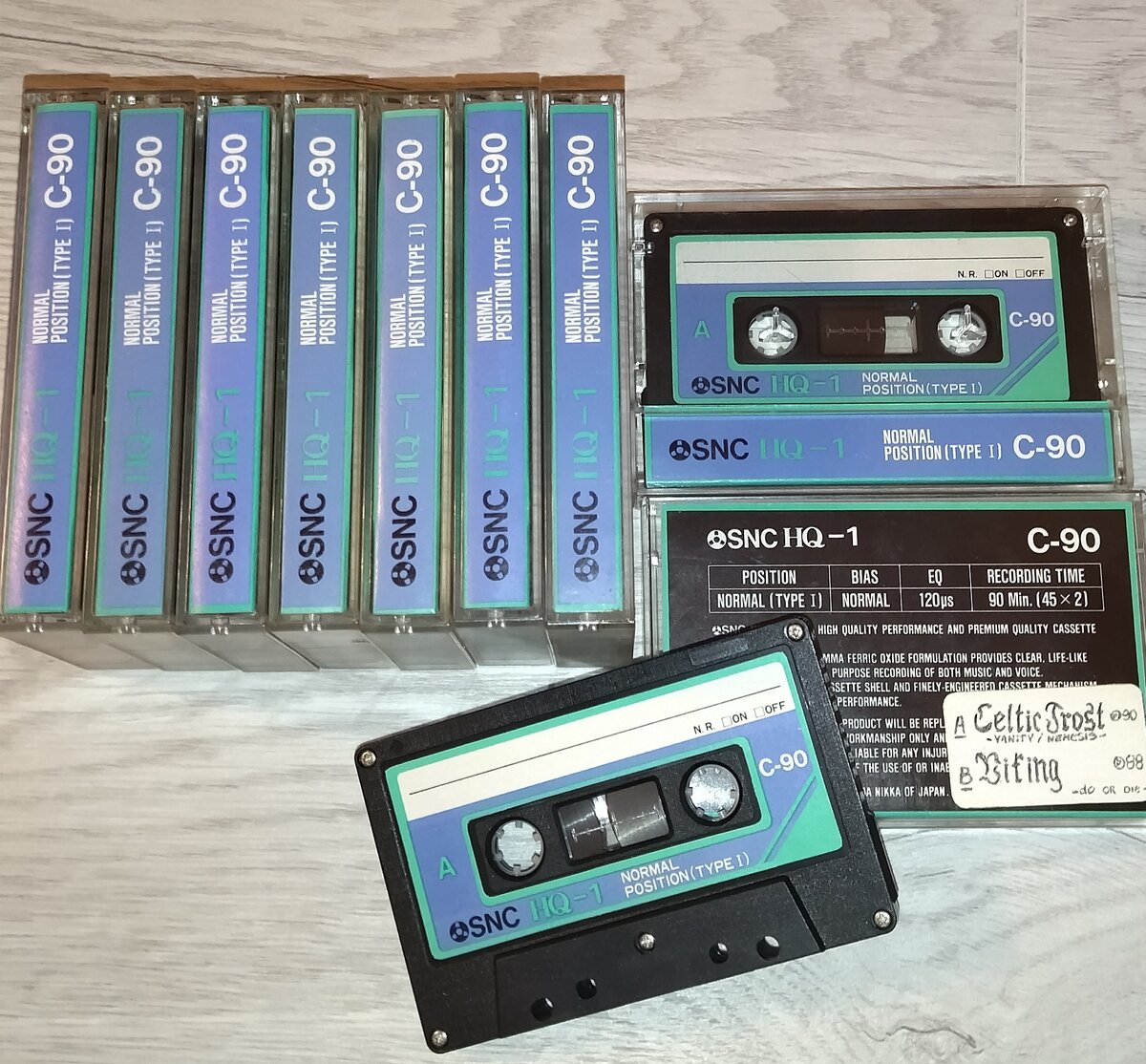 Аудиокассеты SNC C90. Экземпляр с записью альбомов CelticFrost и Viking справа внизу. 