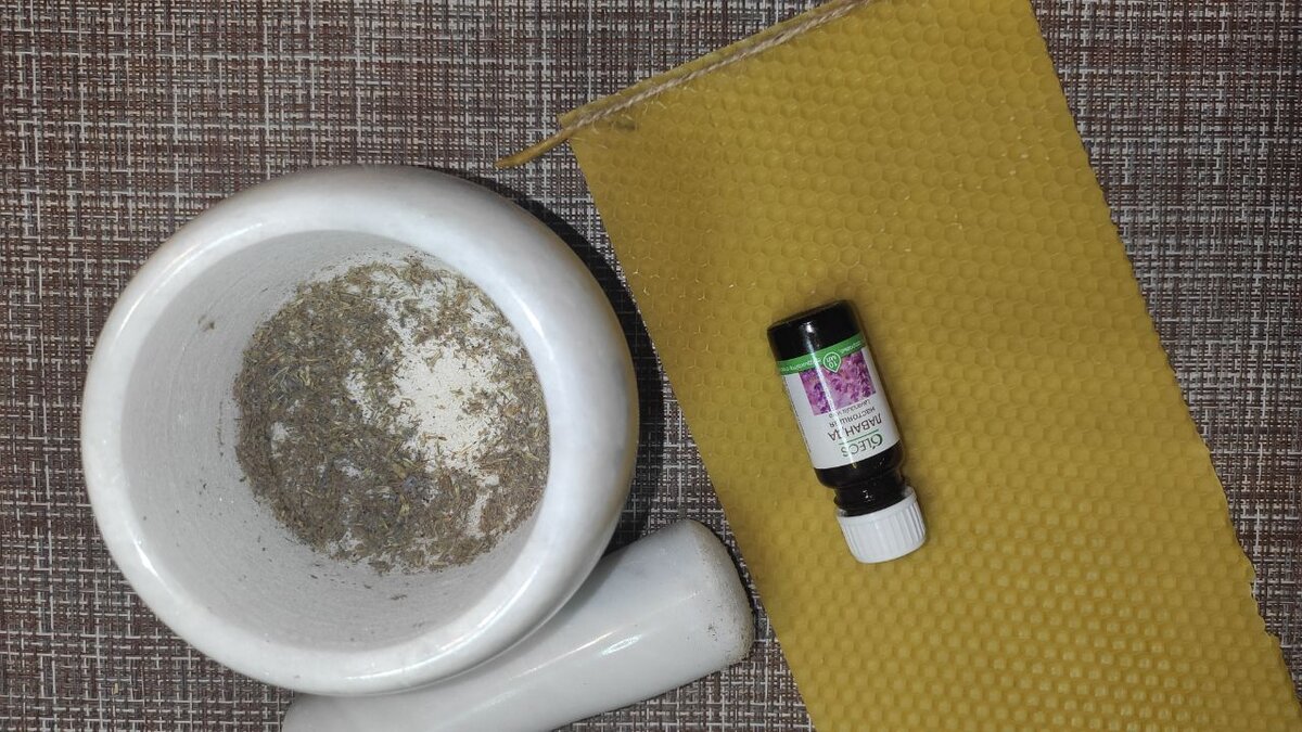 В процессе изготовления свечи из Вощины с лавандой