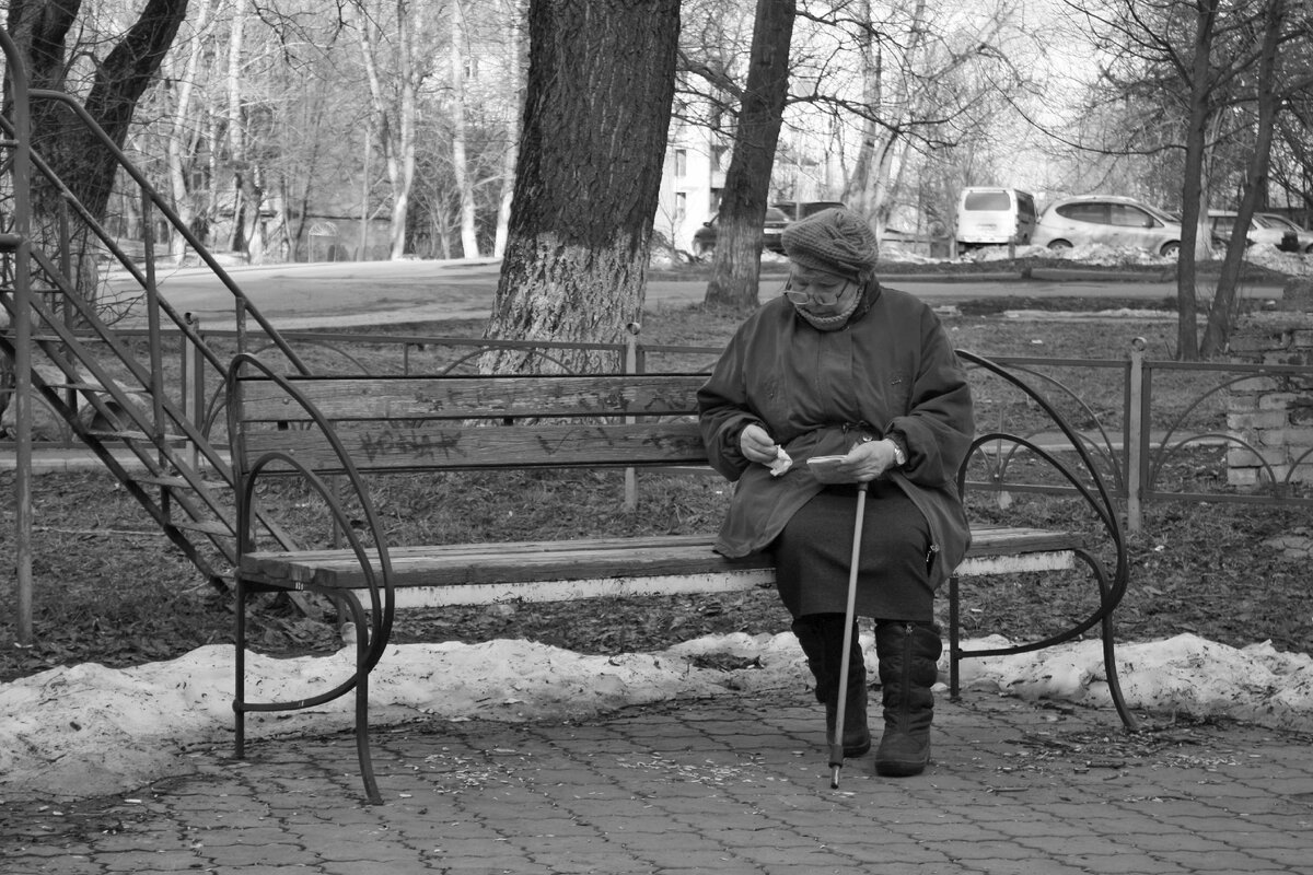 Наташа с жалостью смотрела на свекровь, она сидела в темноте на лавочке у  подъезда. | Артём Филимонов | Дзен