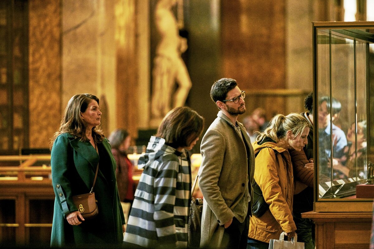 Кадр из сериала "По расчету" / источник: https://kino.mail.ru/series_921997_alfons/