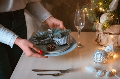 Цена. Обычно стоимость такого элемента декора – 500–700 рублей. Помимо этого, можно купить красивые бумажные салфетки, средняя цена которых – 200 рублей за 20 штук.