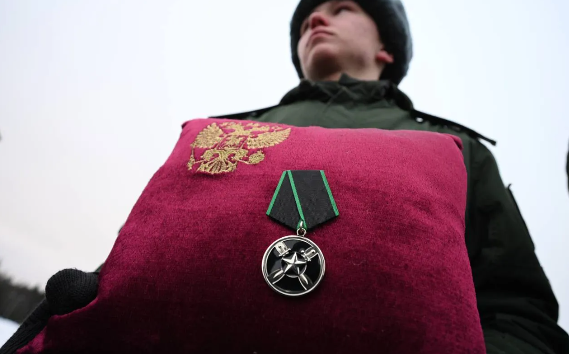 Медали вагнера посмертно. Дмитрий Меньшиков Вагнер. Окопный крест Вагнера. Медаль окопный крест Вагнера. Окопный крест ЧВК Вагнера.