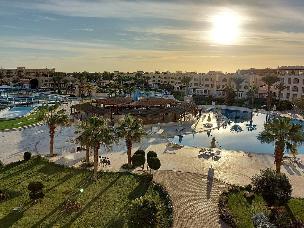 Территория отеля Royal Lagoons Resort