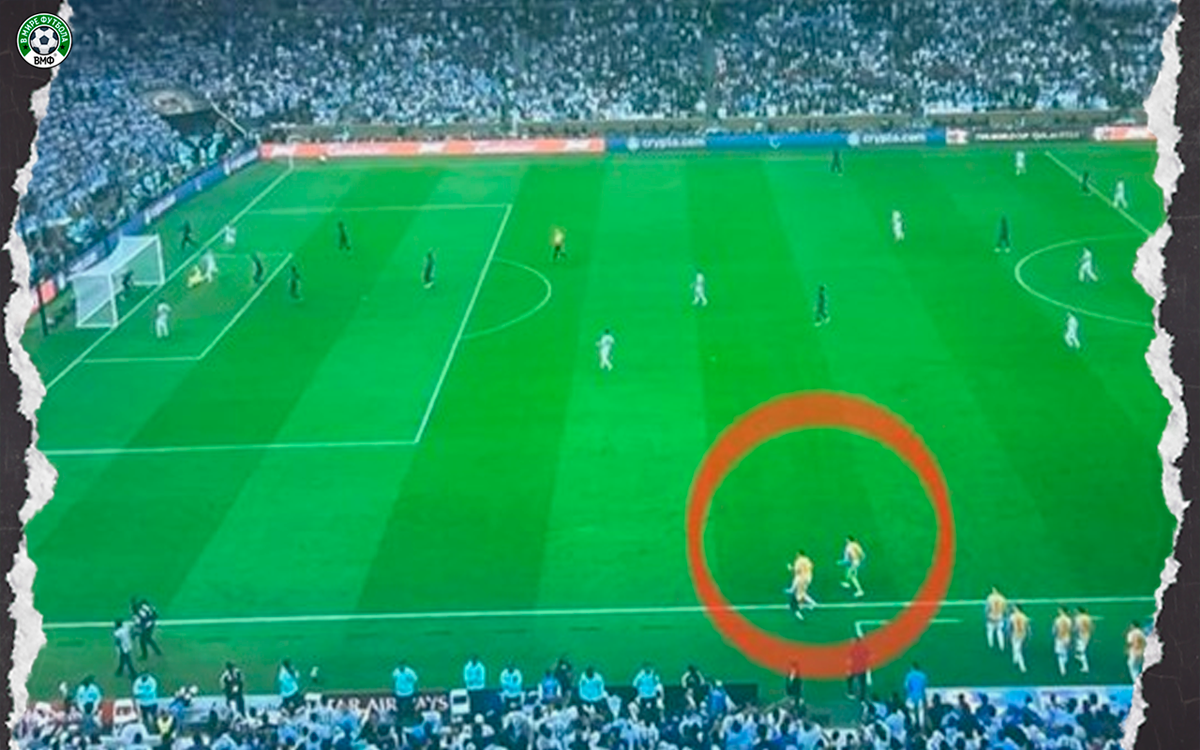 На фото двое запасных Аргентины выбежали на поле, когда Месси забивал.