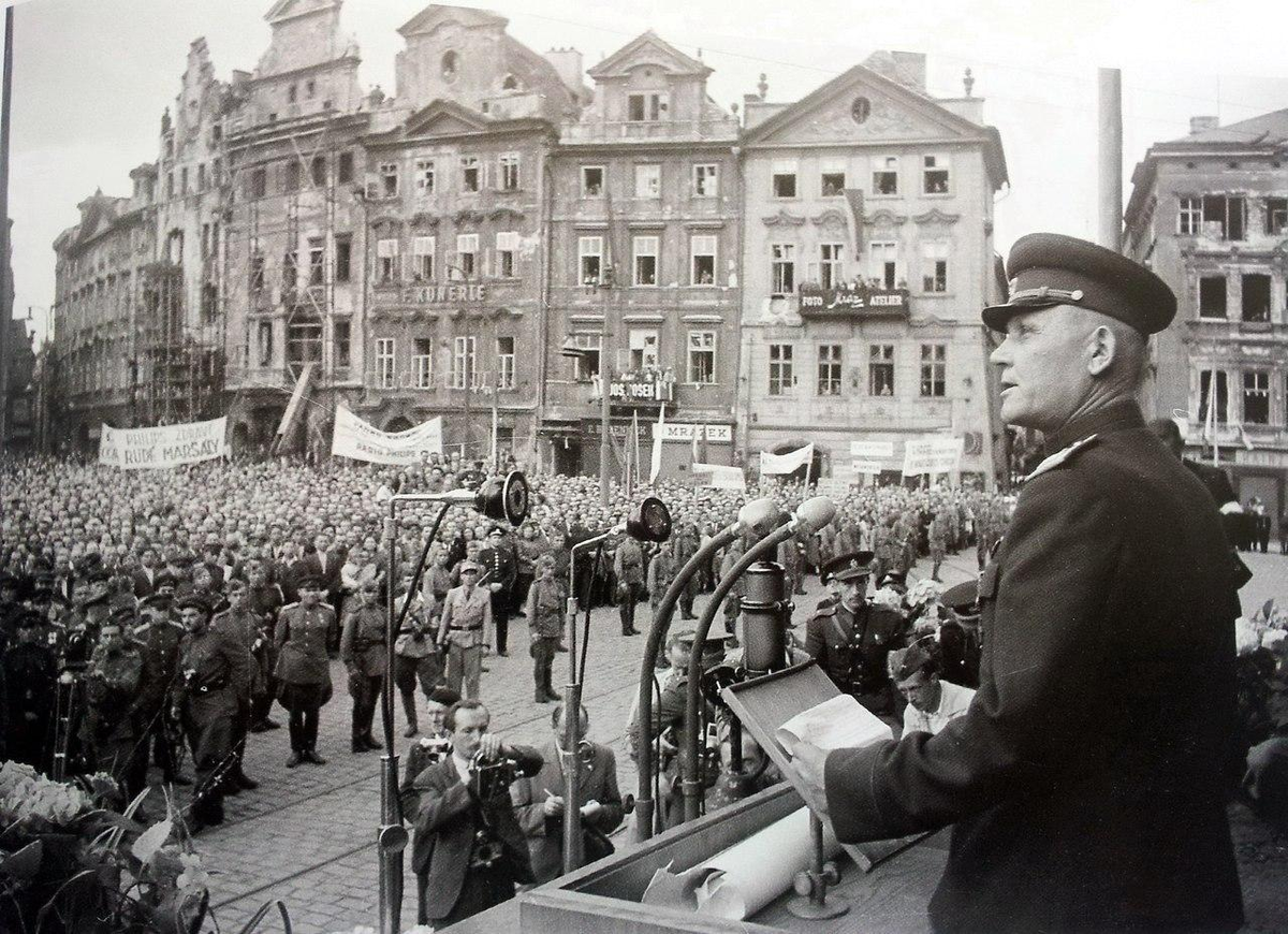 Чехословакия после второй мировой. Конев в Праге 1945. Маршал Конев в Праге 1945. Освобождение Праги Конев. Советские войска в Праге 1945 год.
