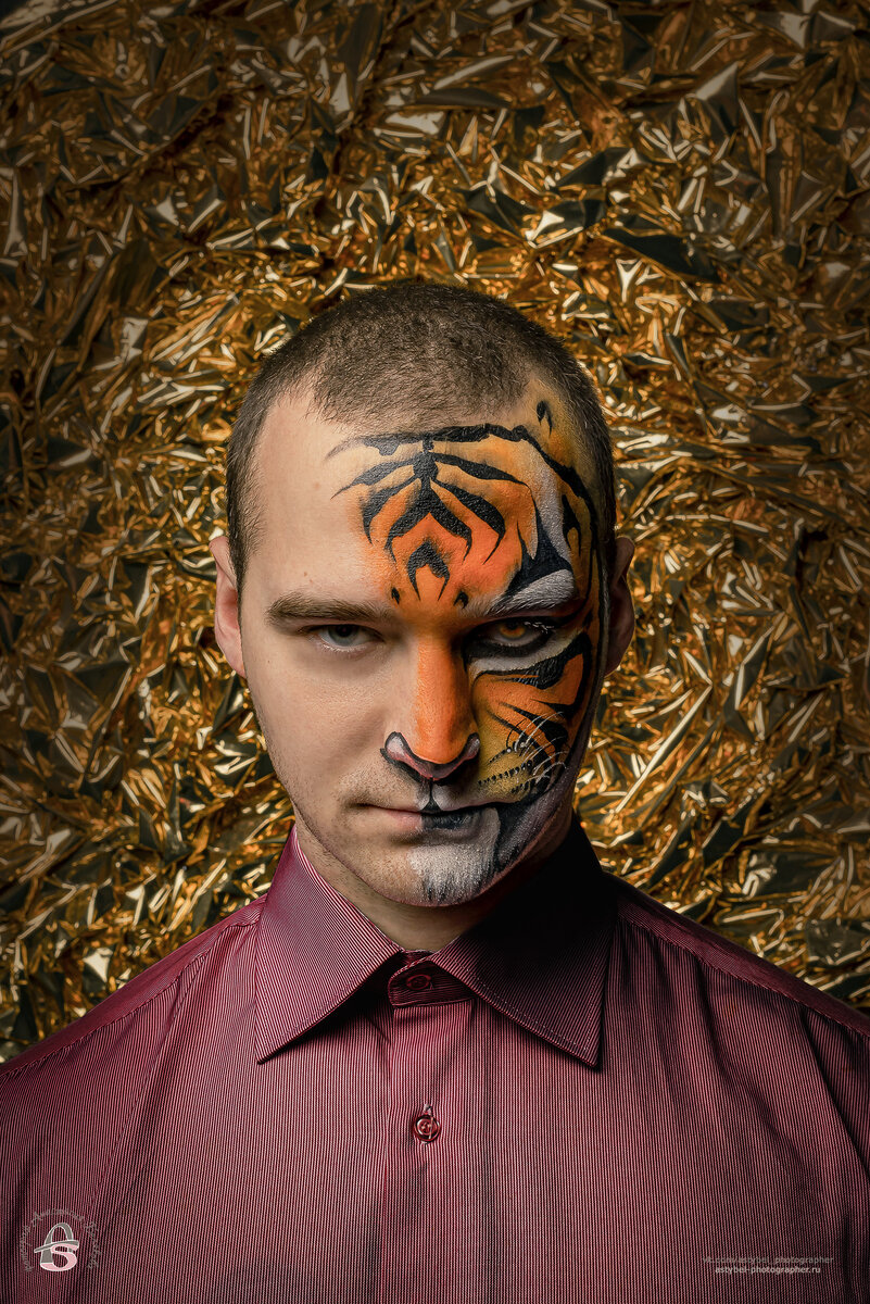 Портретная фотосессия Сергея «Тигр» проходила в фотостудии «Grand» СПб. 
Дата фотосъёмки: 24. 12. 2022 г.
Модель: Сергей Михайлович
Грим: Дарина (https://instagram.com/akvagrim_darina)
Фотограф: Анастасия Белякова