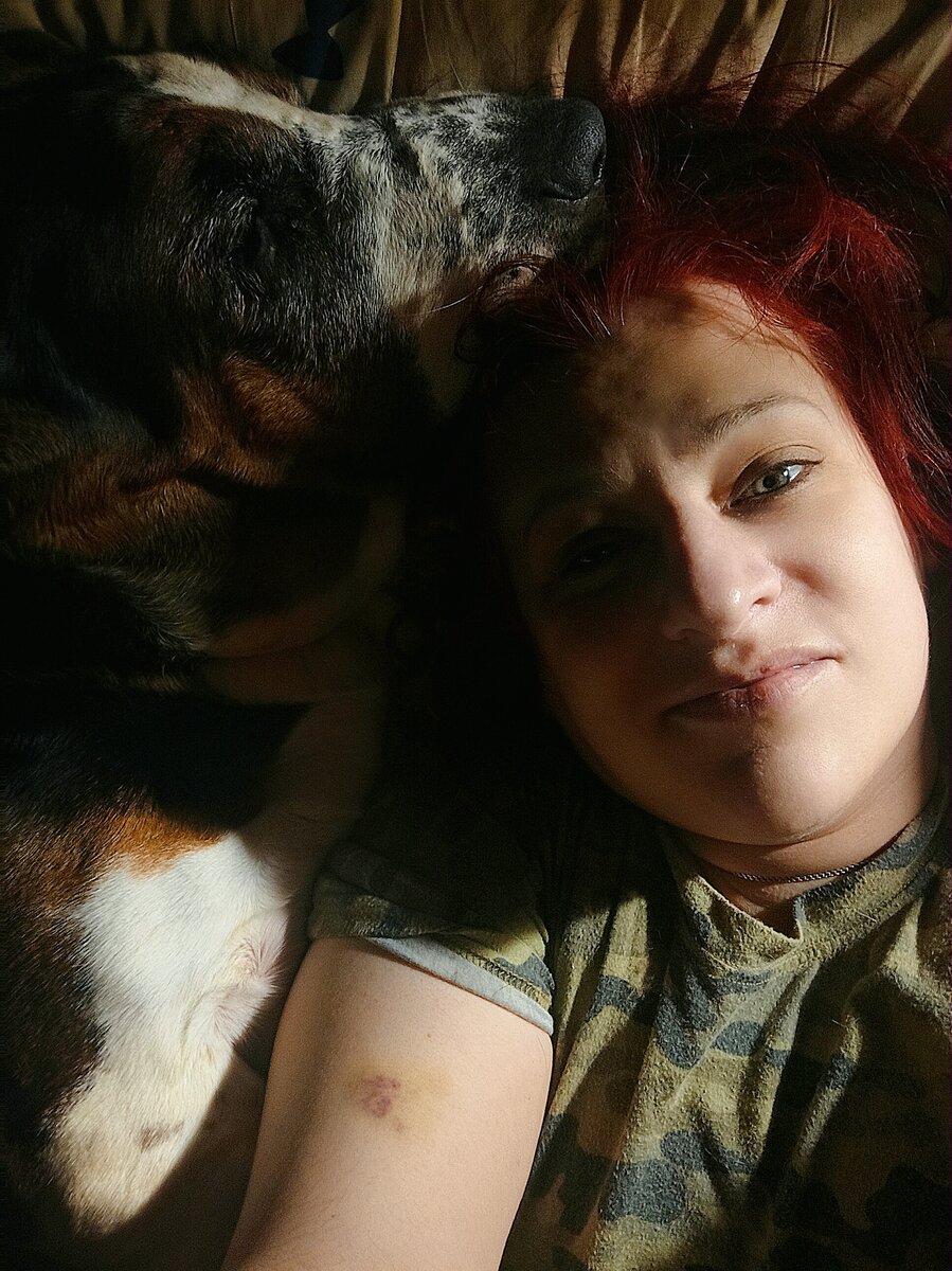 Прошу обратить внимание на синячок - его автор рядом, как раз. Это кусь! Не, не подумайте плохого - сыночка играл😁