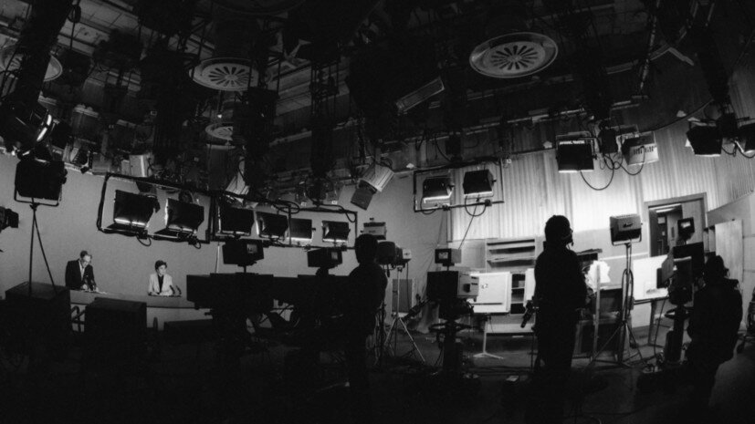     Дикторы Центрального телевидения Игорь Кириллов и Аза Лихитченко в студии программы «Время», 1986 год РИА Новости Виталий Арутюнов