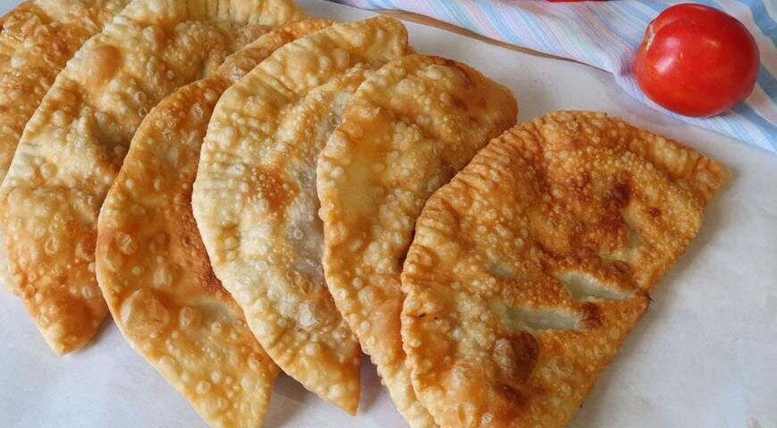 Домашние чебуреки с мясом на сковороде получаются очень аппетитными и исчезают со стола задолго до того, как остынут. Интересно, что многие не решаются подступиться к приготовлению такого блюда, считая процесс слишком сложным. Мы готовы развеять этот миф, поэтому и решили опубликовать надежный, проверенный рецепт чебуреков, изложив его в мельчайших подробностях. Фарш, конечно, лучше сделать самостоятельно: пропустив через мясорубку хорошие куски свинины и говядины. С тестом тоже никаких проблем, тем более что его может вымесить миксер или домашняя хлебопечка. Вот увидите: приготовленные вами чебуреки понравятся близким настолько, что они будут просить делать это регулярно.