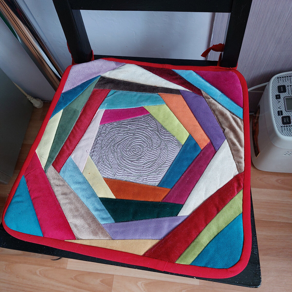 Не знаю как называется эта техника лоскутного шитья, но симпатично. 