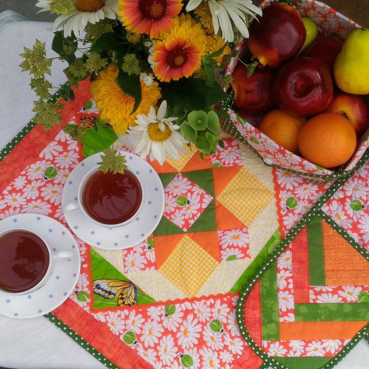 Работа Анна Талановой. Салфетка для стола и лоскутная прихватка