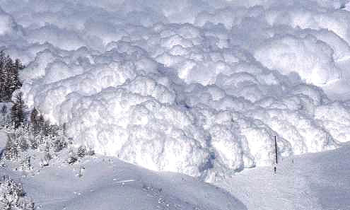 ЛАВИНА ЭТО ЗНАЧИТЕЛЬНЫЙ ОБЪЁМ СНЕЖНОЙ МАССЫ, ПАДАЮЩЕЙ ИЛИ СОСКАЛЬЗЫВАЮЩЕЙ С КРУТЫХ ГОРНЫХ СКЛОНОВ СО СКОРОСТЬЮ ОКОЛО 20-30 МЕТРОВ В СЕКУНДУ! 