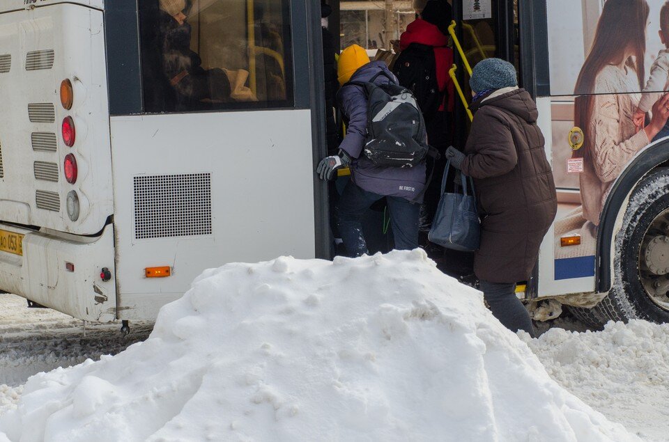    Жители поселков уже не раз жаловались на плохое транспортное сообщение. Геннадий БИСЕНОВ