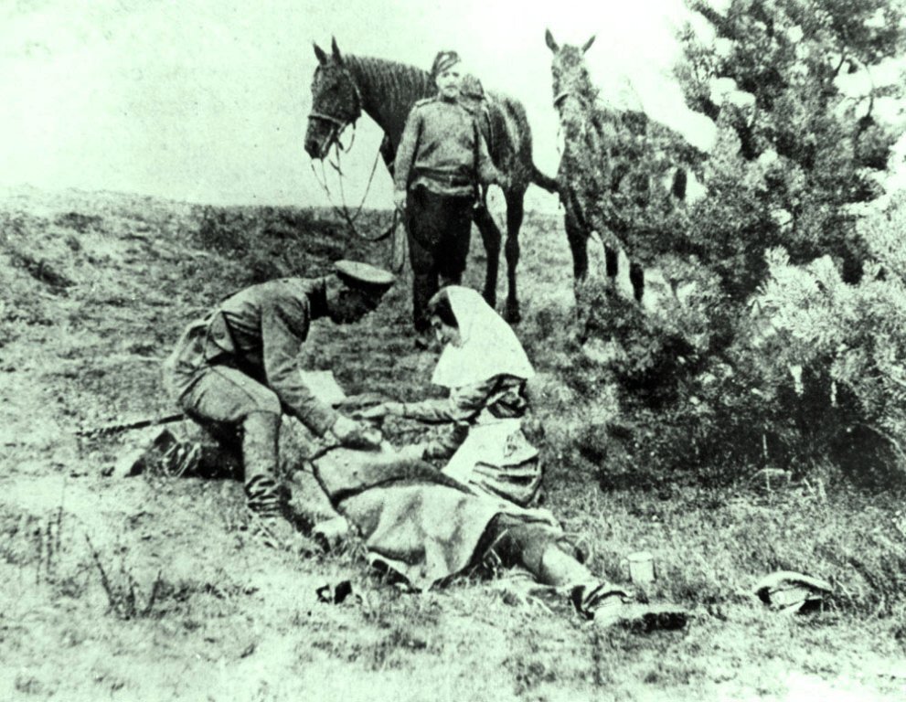 Первая помощь на поле боя в годы Первой мировой войны. 
Источник: https://www.miloserdie.ru/special/ww1/