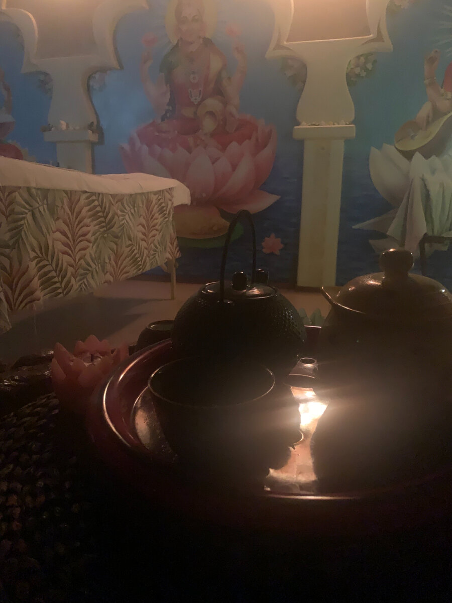 Лакшми, чай и массажный стол 