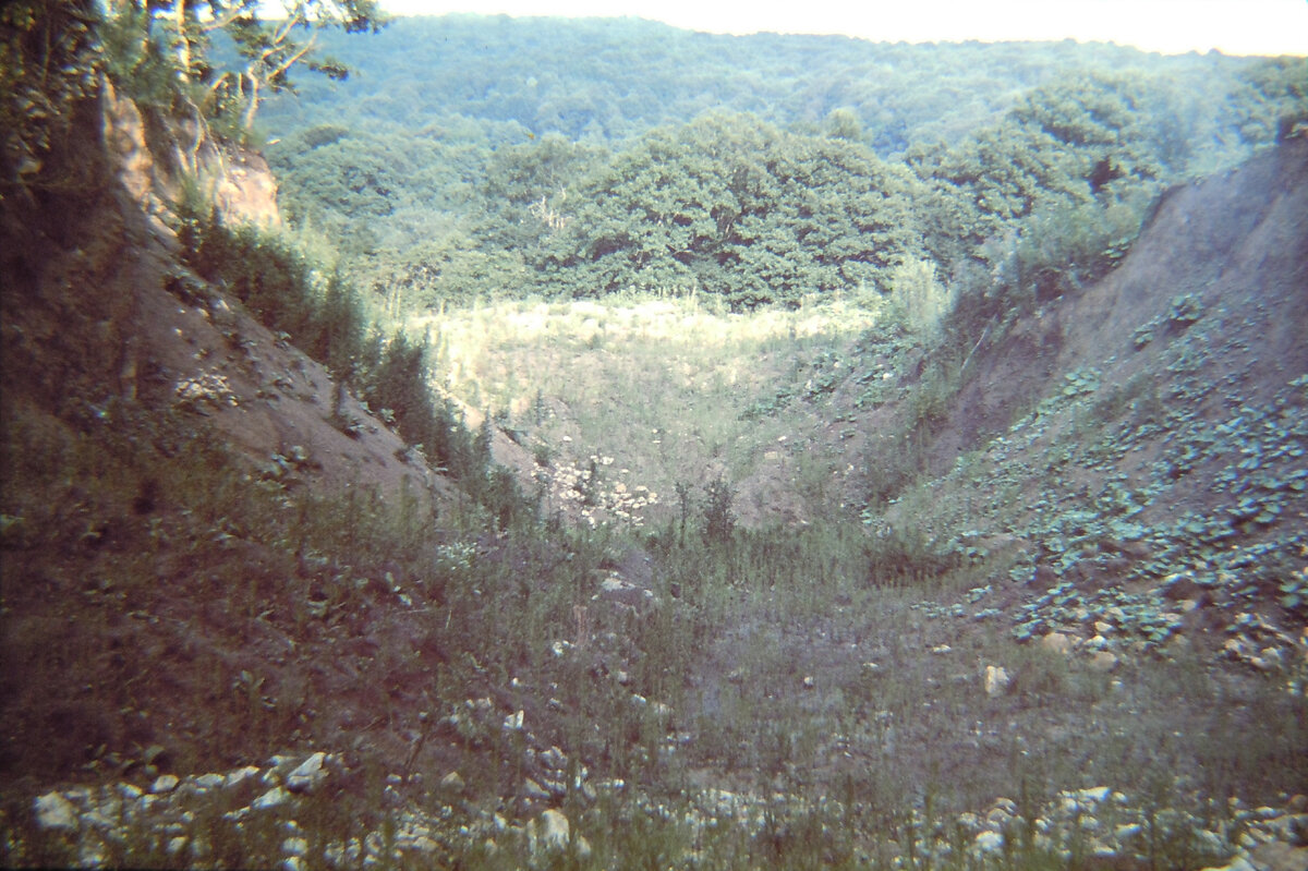 Курган № 40, вид из траншеи на восток, в сторону Фарса. Слева — северный останец, справа — северный фас южной бровки