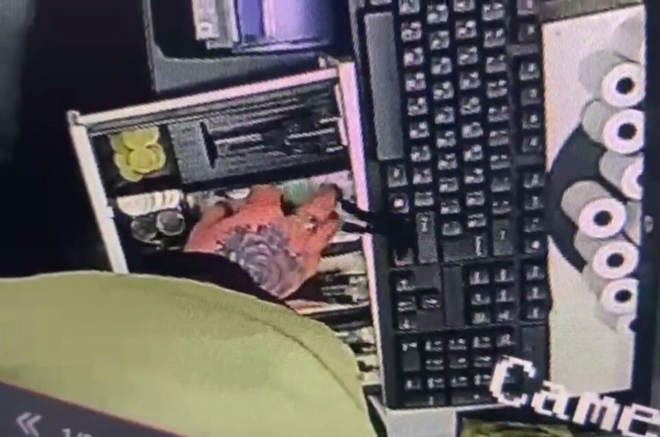     В тот же день, но уже вечером, 17-летний посетил магазин на улице Русская.  принтскрин видео.