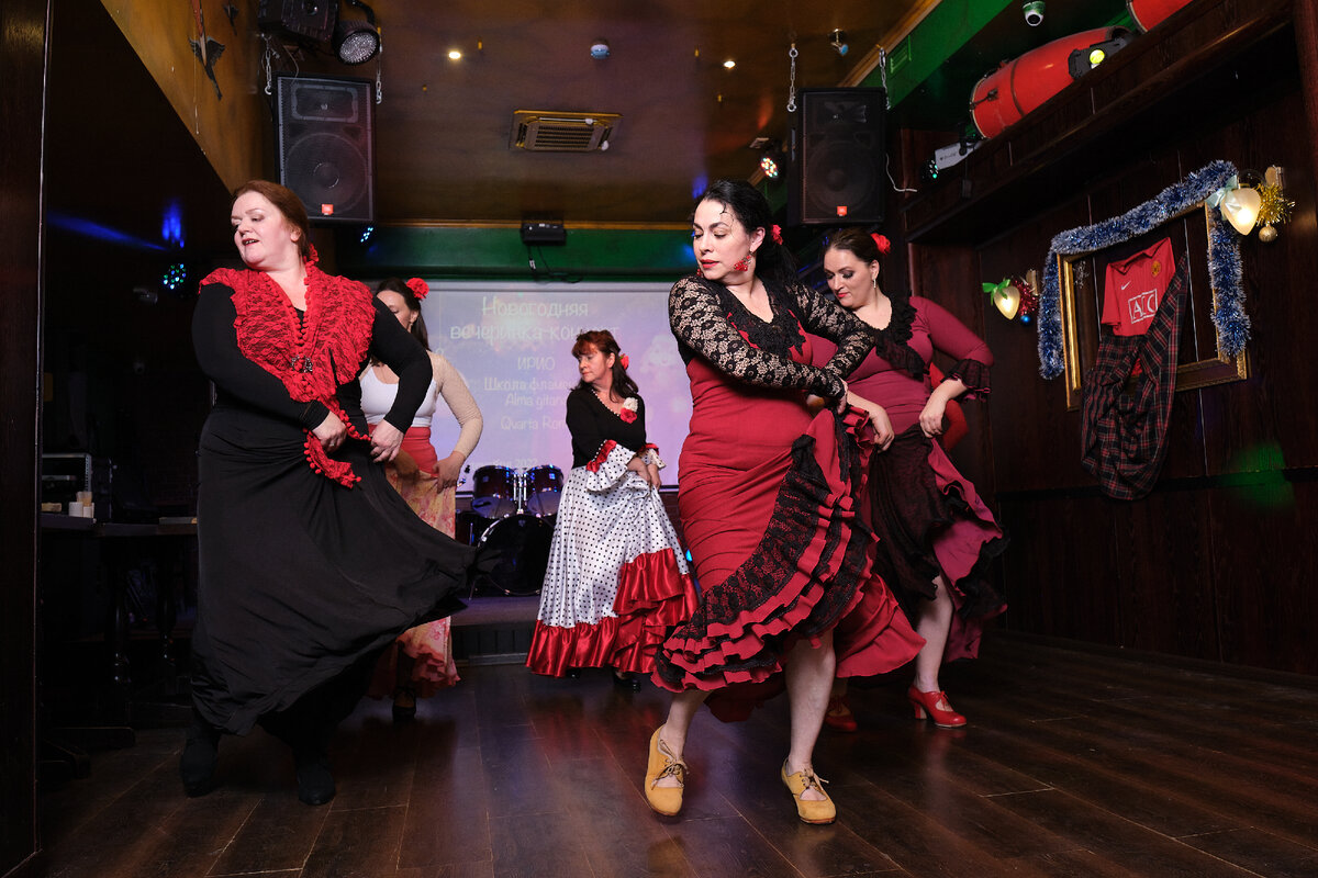 Младшая группа и руководитель школы фламенко “Alma Gitana” исполняют тангос на новогодней вечеринке-концерте в ирландском пабе “O'Connell's”. 28 декабря 2022 г.