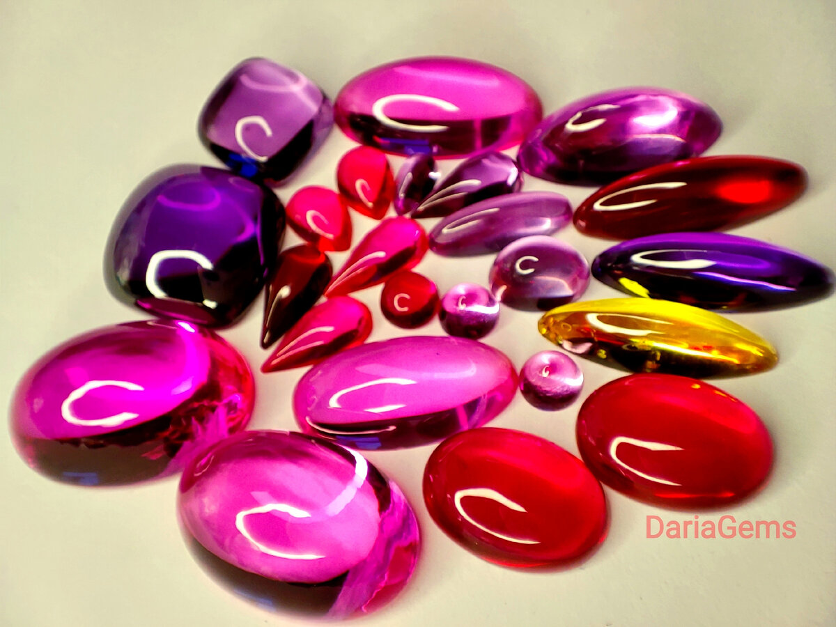 Разнообразие цветов и форм советских корундовых кабошонов