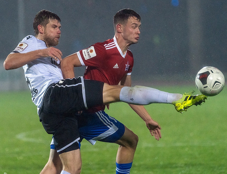 «Торпедо» - «СКА-Хабаровск» (Хабаровск) – 2:1. В борьбе за мяч капитан торпедовцев Сергей Шустиков (в белом).