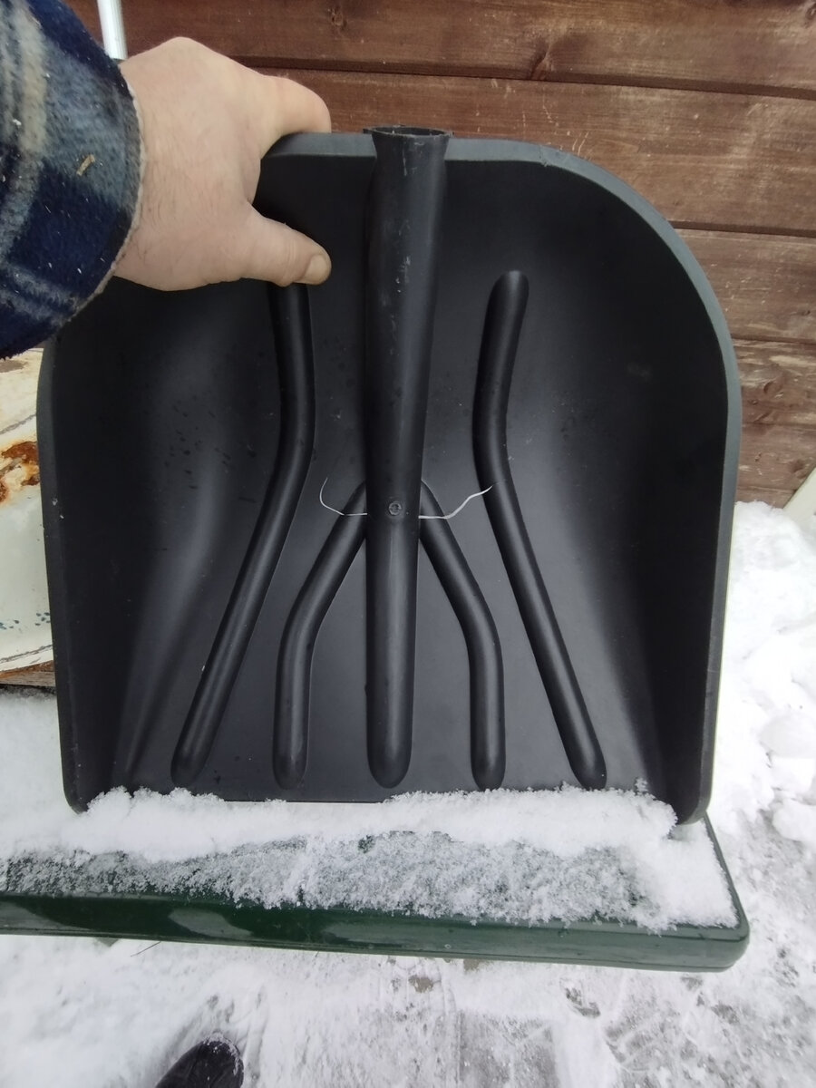Лопата снеговая особо прочная НЕЛОМАЙКА (2) 500х550мм пластиковая с алюминиевой накладкой