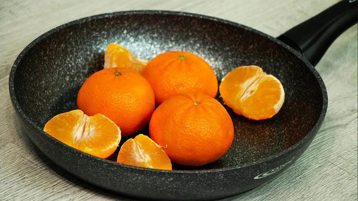 Пирог с мандаринами на сковороде