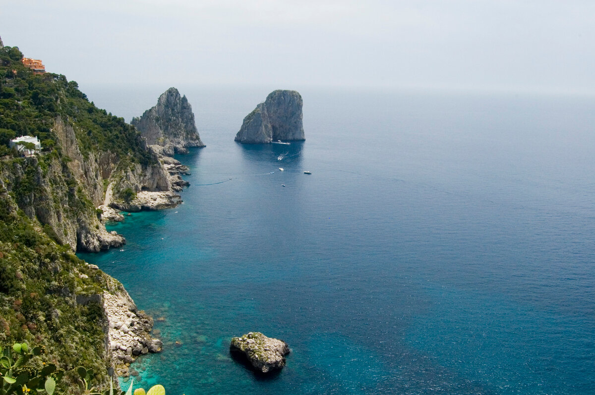  Визитная карточка Капри – Скалы Фаральони.  

 