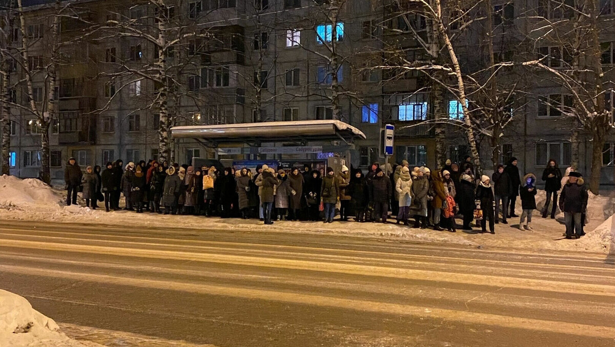     Жители Ижевска в соцсетях пожаловались на долгое ожидание автобусов на маршрутах №12 и №40. Они рассказали, что в часы пик его приходится ждать по 20-30 минут. Ижевчане просят власти города и республики вмешаться в ситуацию.
