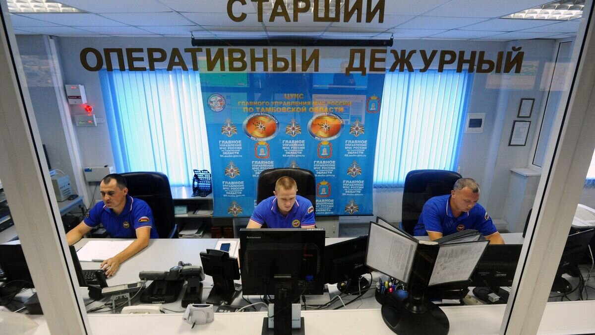    Дежурные службы оперативного обеспечения диспетчерской связи Центра Управления в кризисных ситуациях Главного Управления МЧС России по Тамбовской области© РИА Новости / Алексей Сухоруков