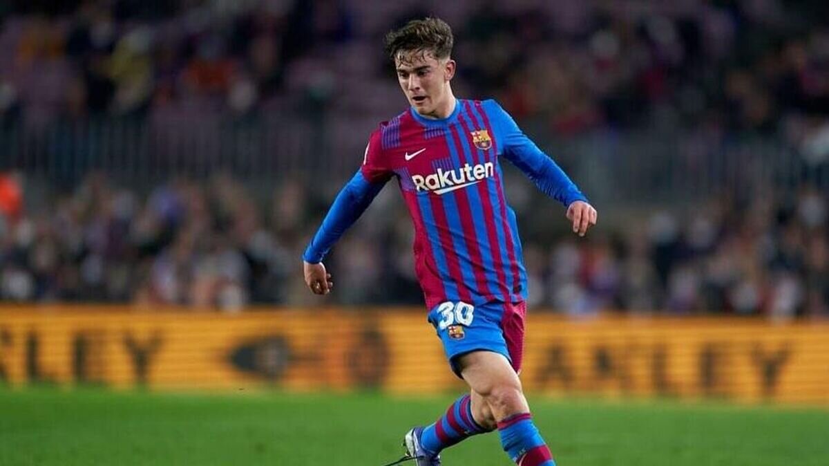    Полузащитник "Барселоны" Гави с развязанными шнурками© Фото : Социальные сети Гави