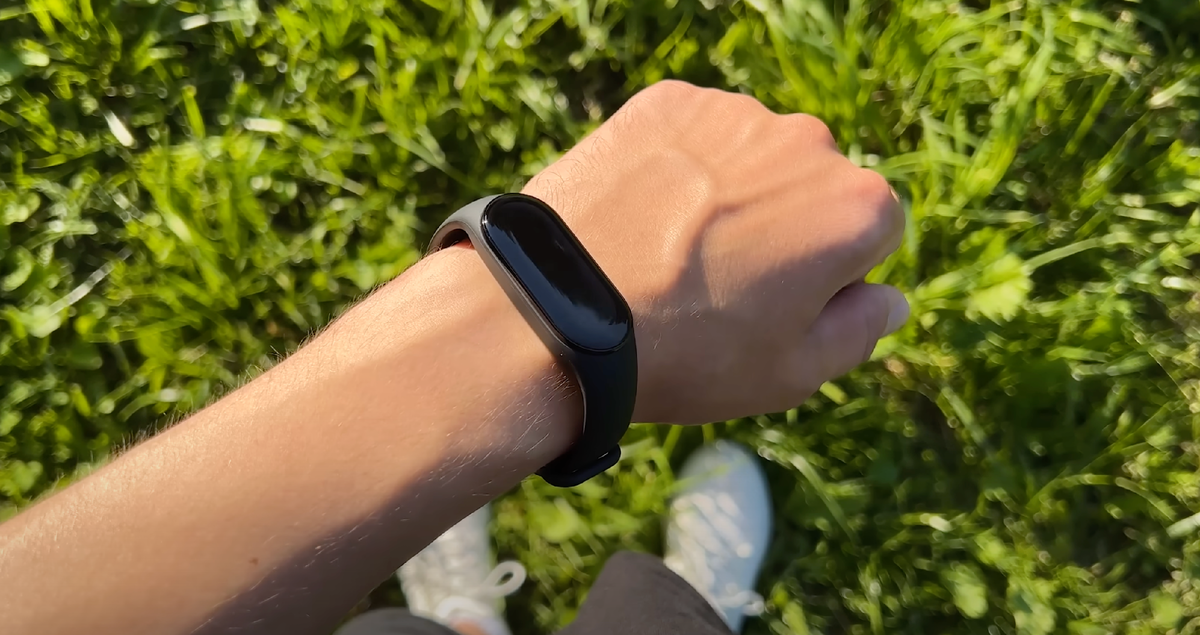 Xiaomi band 8 genshin impact. Смарт часы Ксиаоми ми банд 7. Сяоми смарт бэнд 7 на руке. Как снять ремешок с Xiaomi Smart Band 7 Pro. Как найти часы браслет потерять Smart Band 7.
