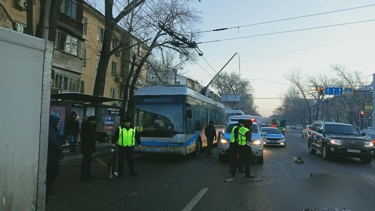    Троллейбус попал в аварию:ДП Алматы