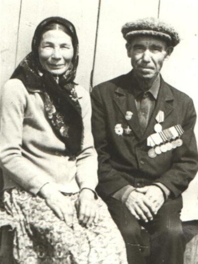 Супруги Таскира и Ягуда Мирсаяповы в родной деревне Арметрахимово, 1980-е гг.