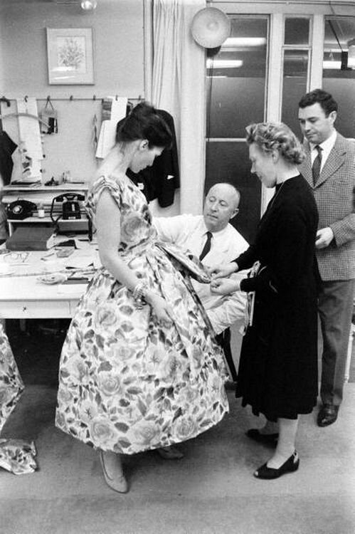 Листайте галерею, в ней те самые неэкономные платья от Dior. 