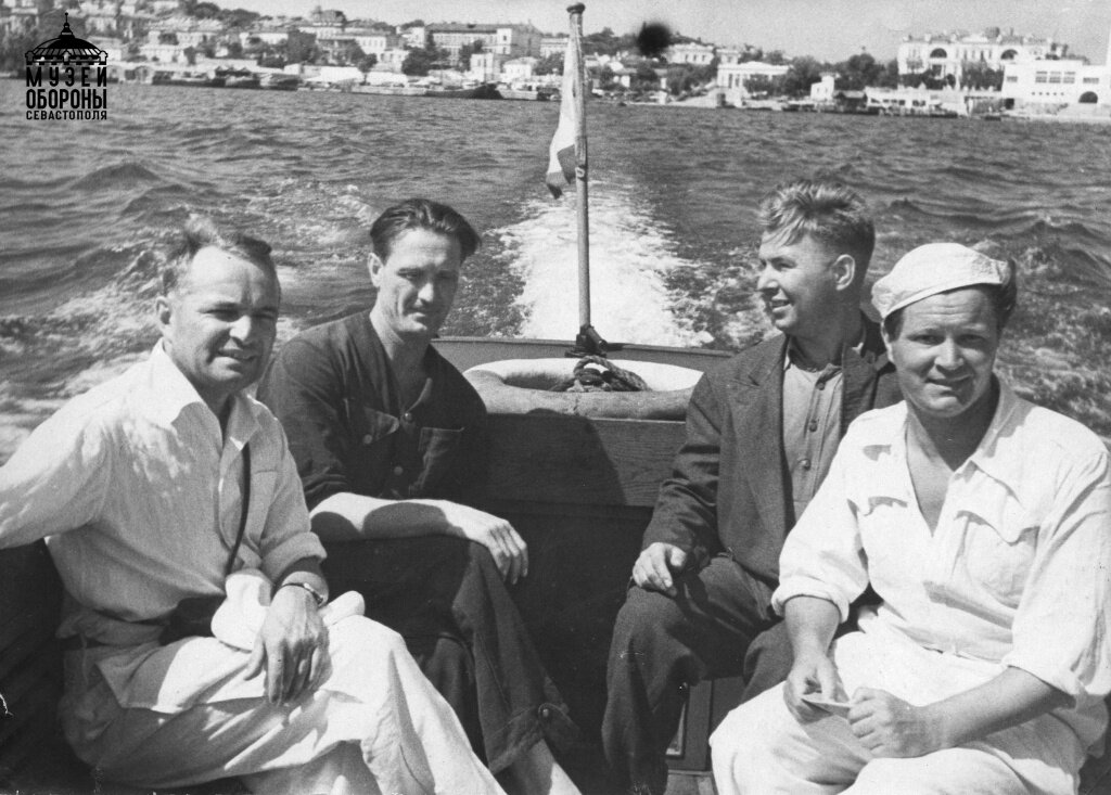 Художники Г.Г. Ряжский, Г.Г. Нисский, К.А. Вялов и Ф.С. Богородский в Севастополе 1936 г.