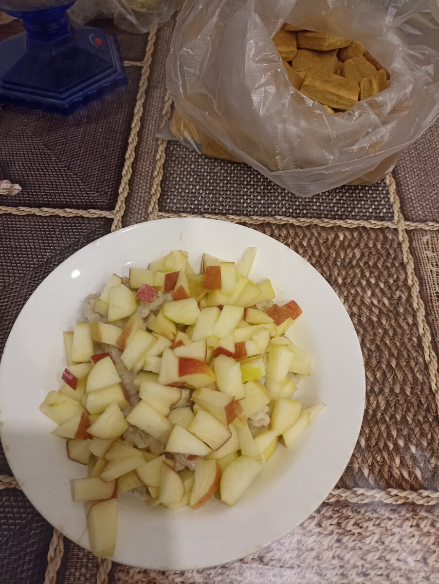 Овсяная каша с яблоком и печенье на огуречном рассоле. 