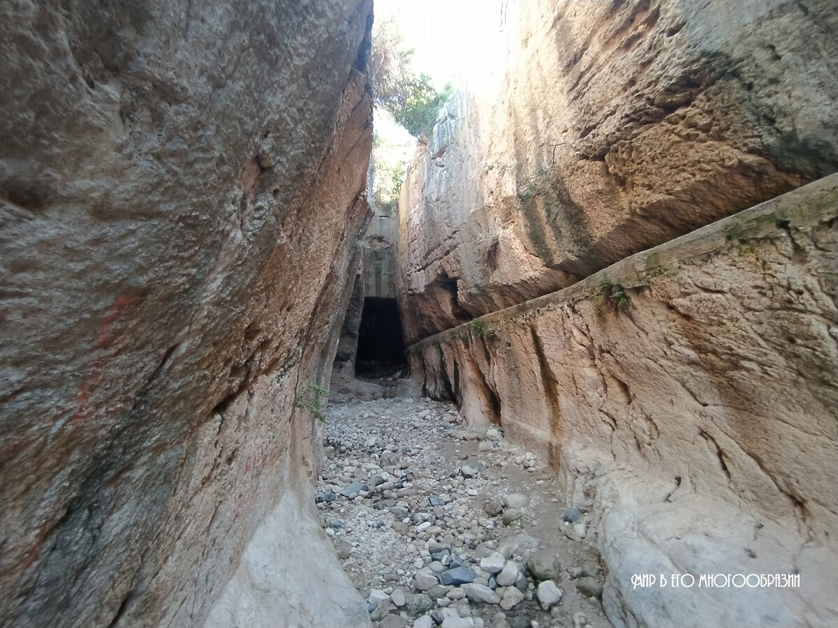 Фрагмент туннеля Веспасиана-Тита в Селевкии Пиерии. Ныне деревня Чевлик провинции Хатай. Здесь и далее фото "Мир в его многообразии"