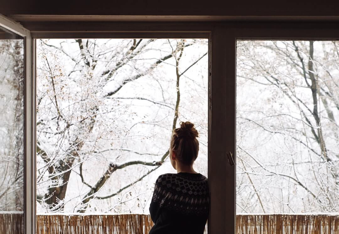 Утро стучит в окно. Снег за окном. Зимнее окно. Окно зимой. Зимний вид из окна.