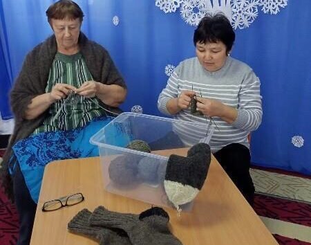    Жительницы Первомайского района вяжут носки и перчатки для участников СВО Кристина Просвиркина