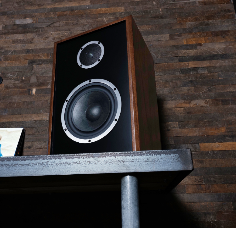 KLH Audio представляет винтажные полочные акустические системы Model Three: идеальное сочетание стиля и звука