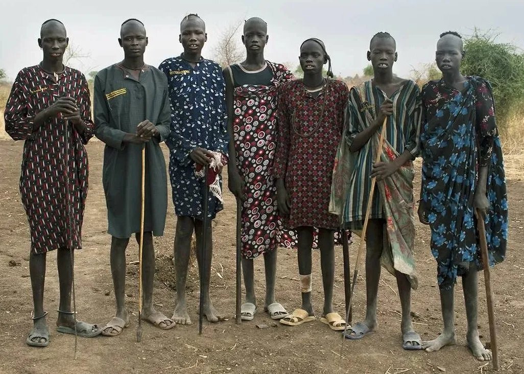 Самые высокие африки. Пигмеи нилоты Тутси. Тутси народ Африки рост. Пигмеи Тутси Масаи нилоты. Африканское племя Тутси.
