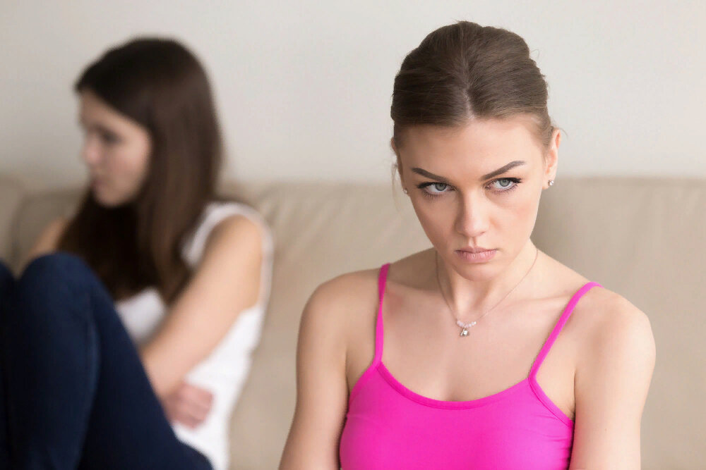https://ru.freepik.com/free-photo/grumpy-woman-sitting-next-to-offended-girlfriend_3938849.htm#query=подруги%20обида&position=4&from_view=search&track=sph