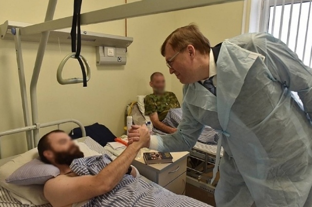    Донские депутаты «Единой России» поздравили с Новым годом военнослужащих и коллектив в окружном военном госпитале. Фото: "Единая Россия" по Ростовской области