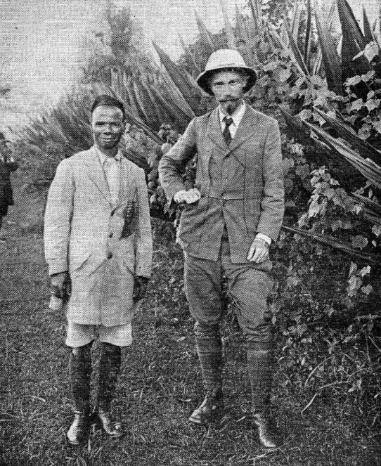 В.А. Догель (1882–1955) со своим африканским помощником Малингуму