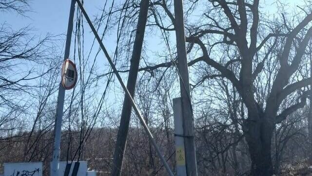     Грузовик снес металлические опоры наружного освещения на острове Русский во Владивостоке. Оборудование восстановлению не подлежит — работники МУПВ «ВПЭС» разбираются в ситуации.