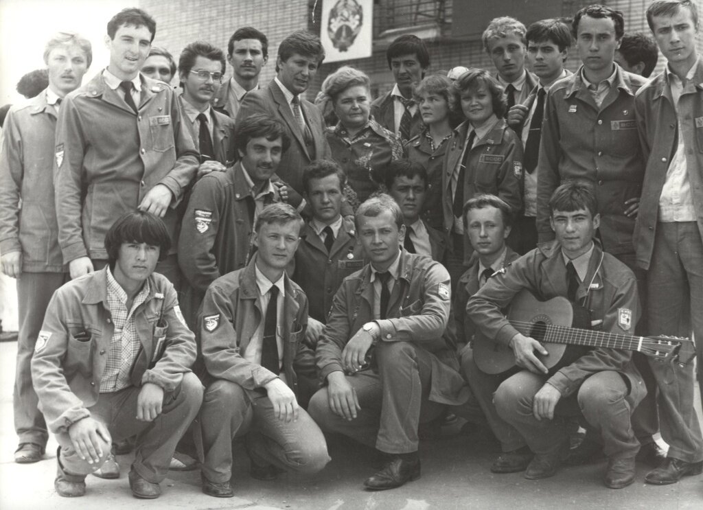 Студенческий строительный отряд г. Киева. В центре 1-й секретарь ГК ВЛКСМ А.А. Гринкевич и замминистра высшего и среднего специального образования СССР А.П. Шапошникова. 1983 год.