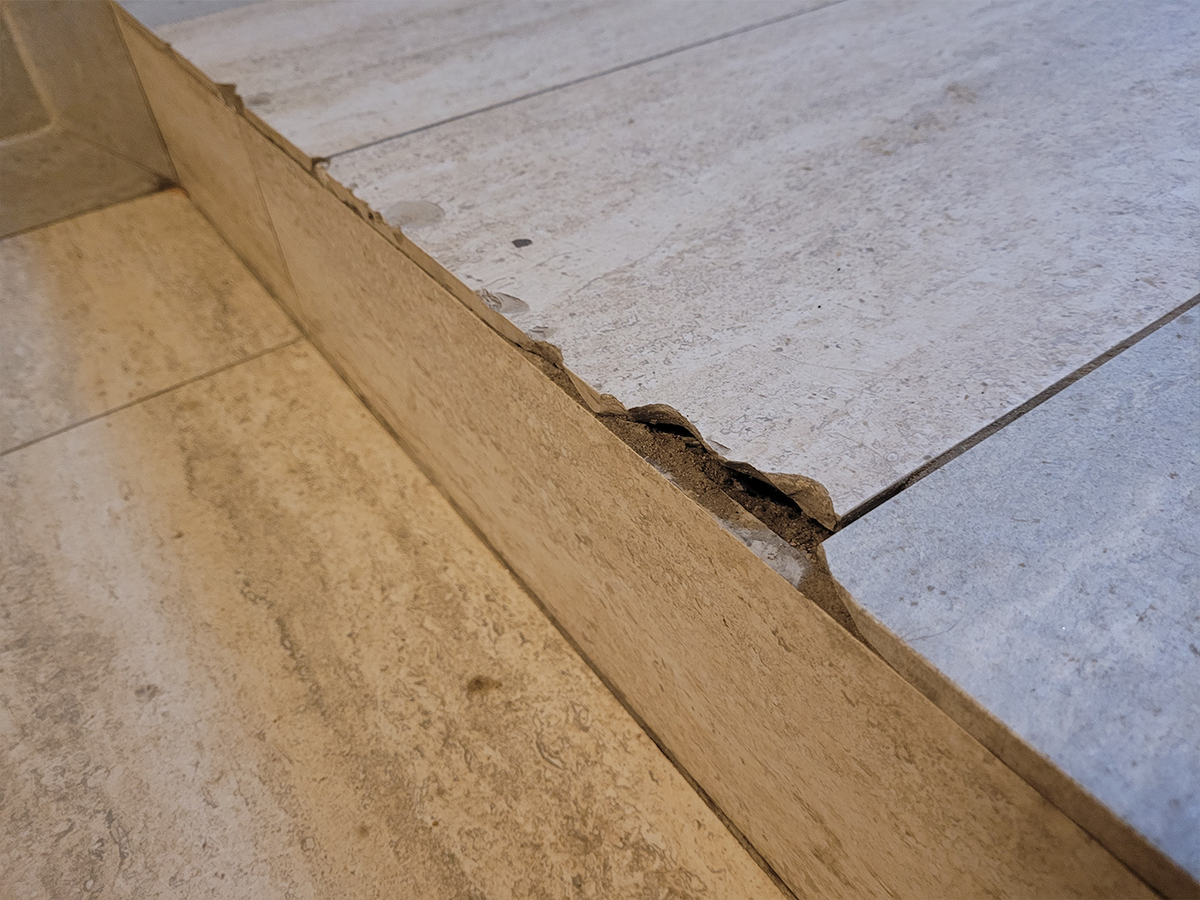 Использование некачественной плитки для укладки пола в ЖК. Спустя год начали появляться сколы.