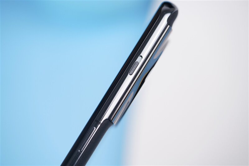    Смартфон получил фирменный ползунок, с помощью которого легко переключать звуковые режимы. Фото: igeekphone.com